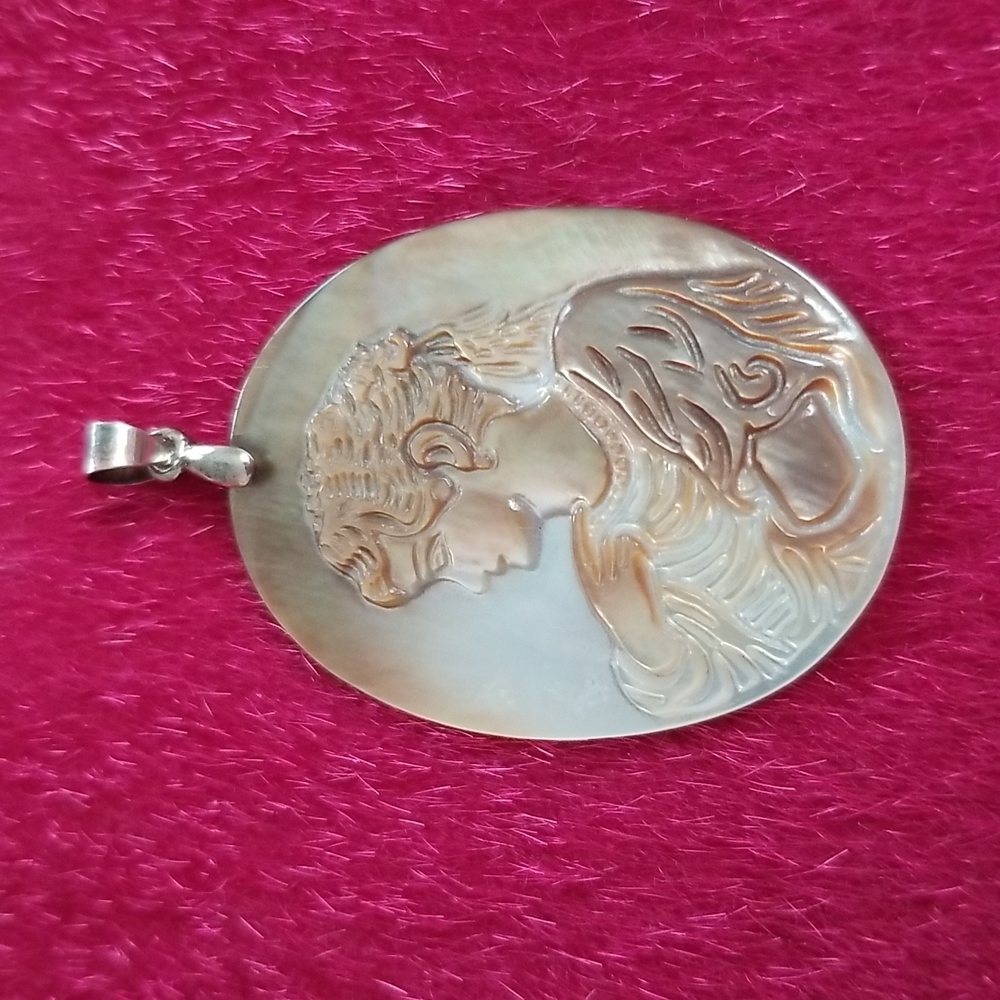 Vintage Cameo Pendant - Picture 1 of 10